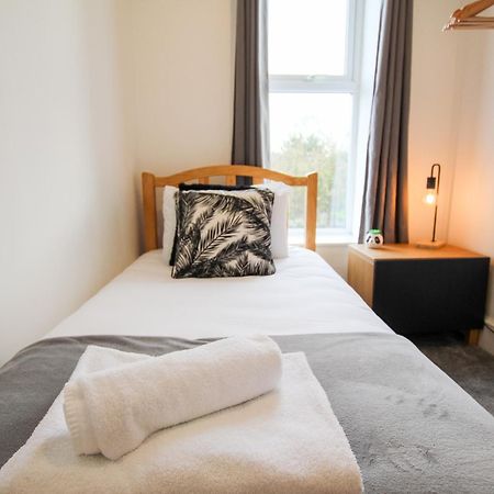 Fairways View - Spacious Apartment - Sleeps 6 - Lovely Views - By Rework Accommodation Hoylake Kültér fotó