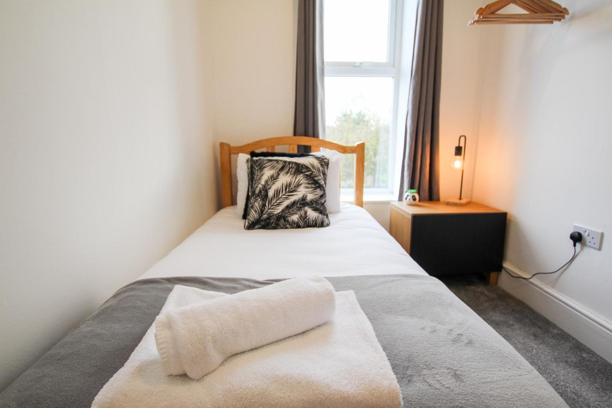 Fairways View - Spacious Apartment - Sleeps 6 - Lovely Views - By Rework Accommodation Hoylake Kültér fotó