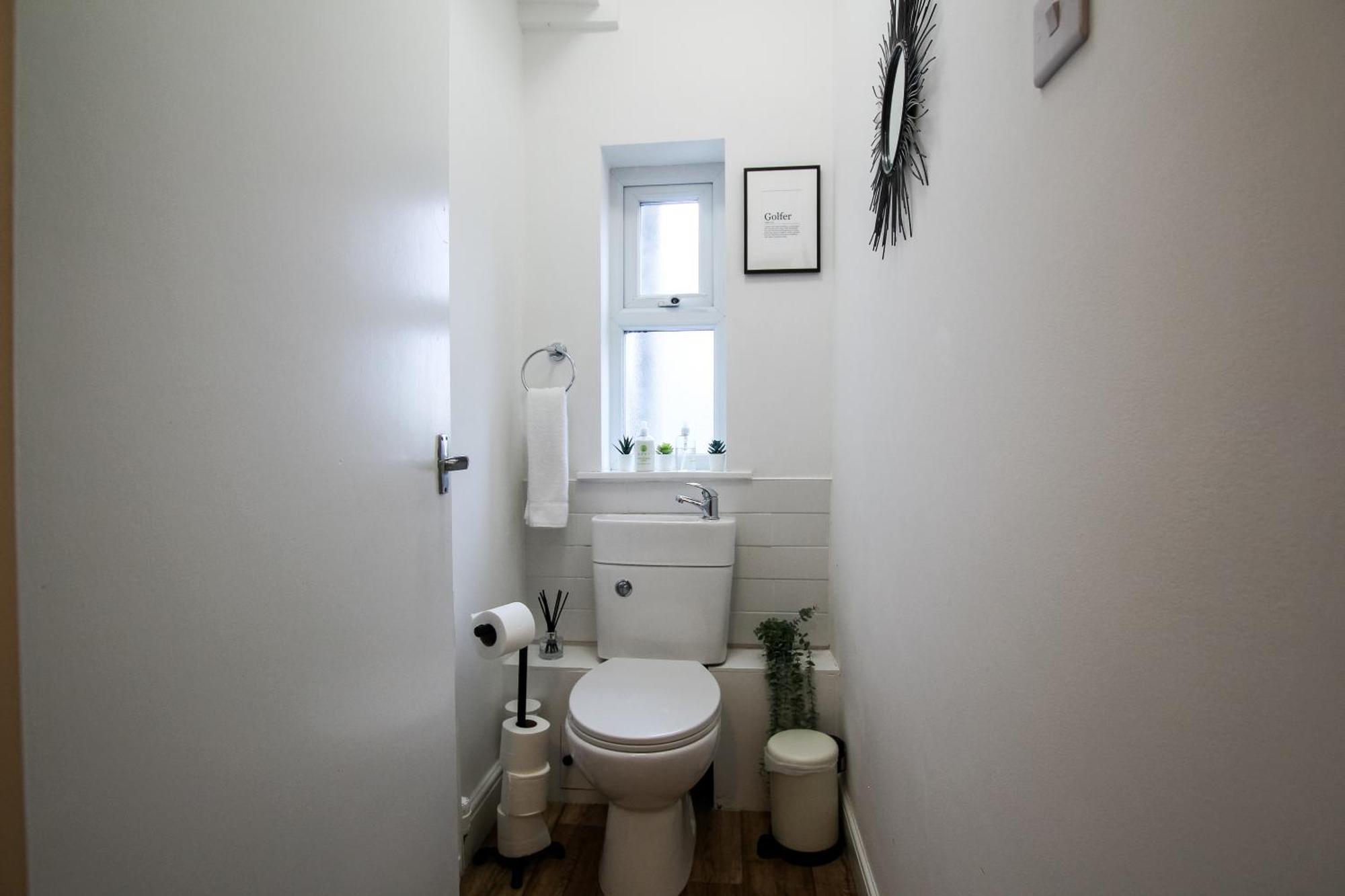 Fairways View - Spacious Apartment - Sleeps 6 - Lovely Views - By Rework Accommodation Hoylake Kültér fotó