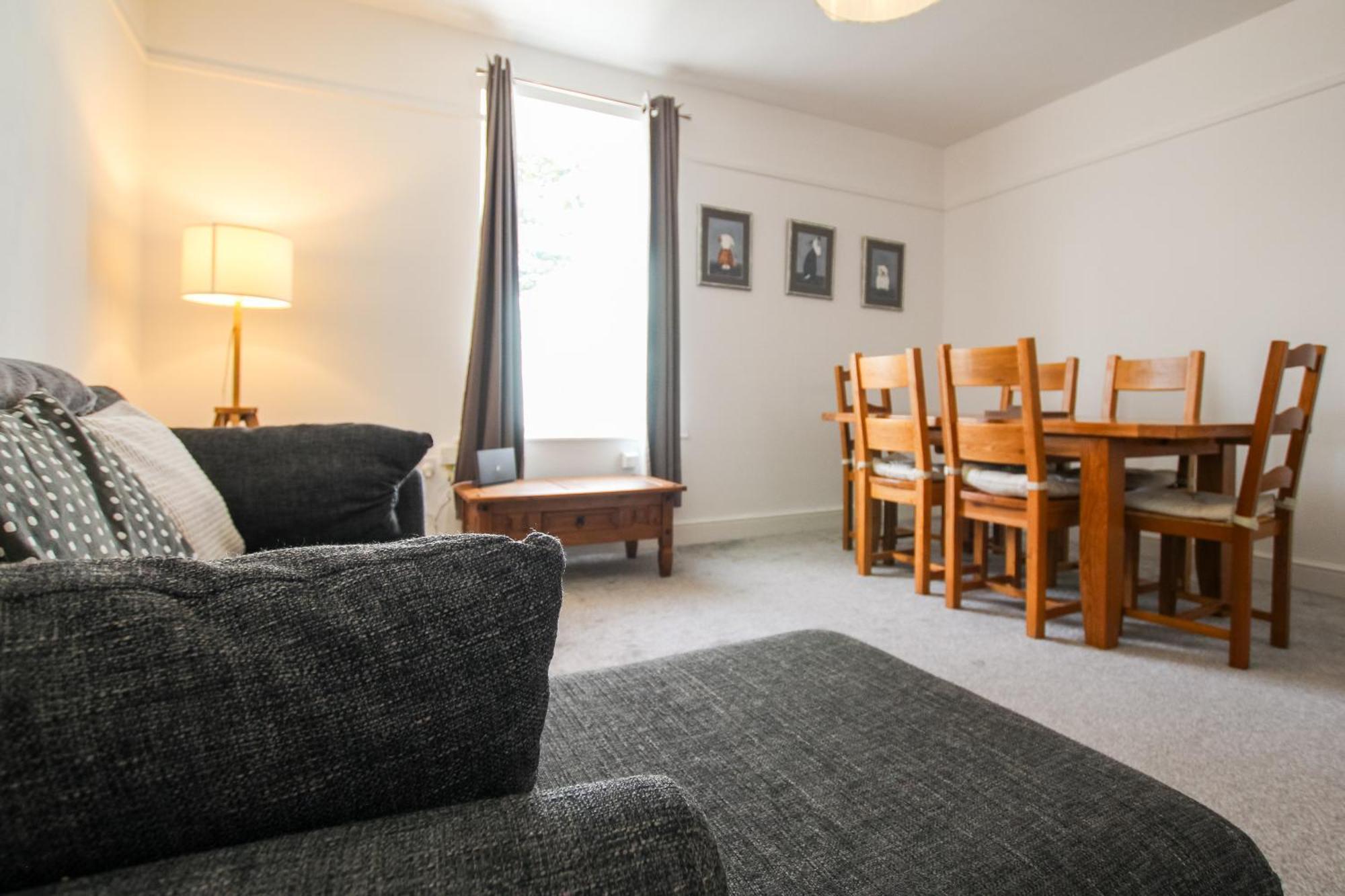 Fairways View - Spacious Apartment - Sleeps 6 - Lovely Views - By Rework Accommodation Hoylake Kültér fotó
